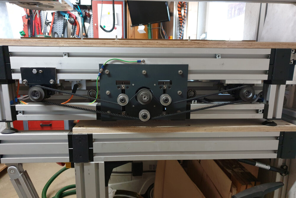 Bild des Riemenantrieb auf der X-Achse mit den Umlauf- und Spannrollen der selbstgebauten CNC-Portalfräse