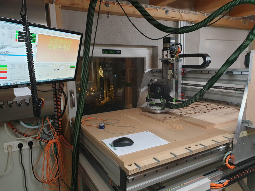 Holzfräsen mit der selbstgebauten CNC-Portalfräse
