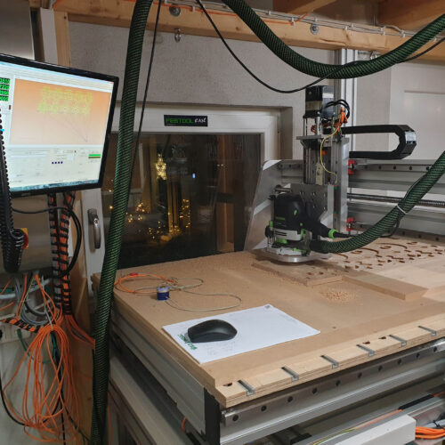 Holzfräsen mit der selbstgebauten CNC-Portalfräse