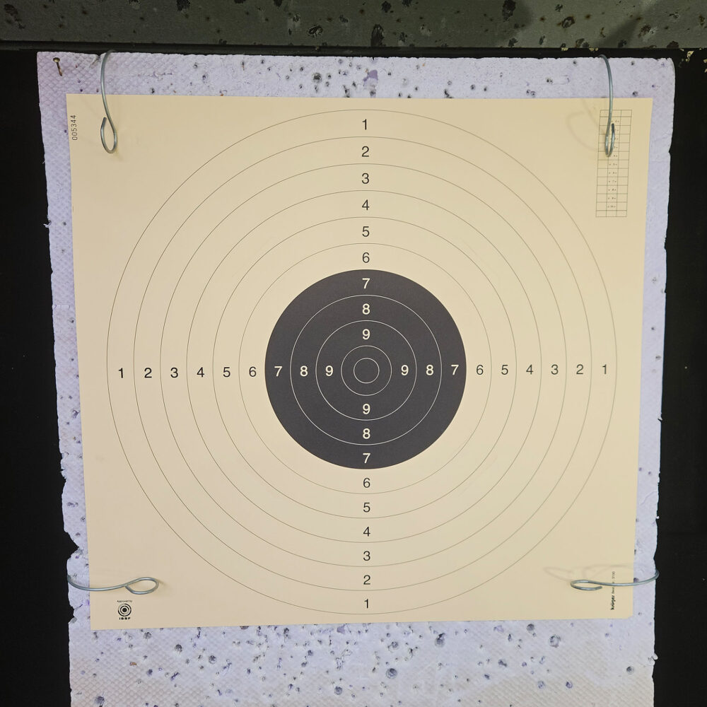Eine Schiessscheibe befestigt mit der Federklammer S-Fix-40