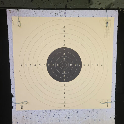 Eine Schiessscheibe befestigt mit der Federklammer S-Fix-40