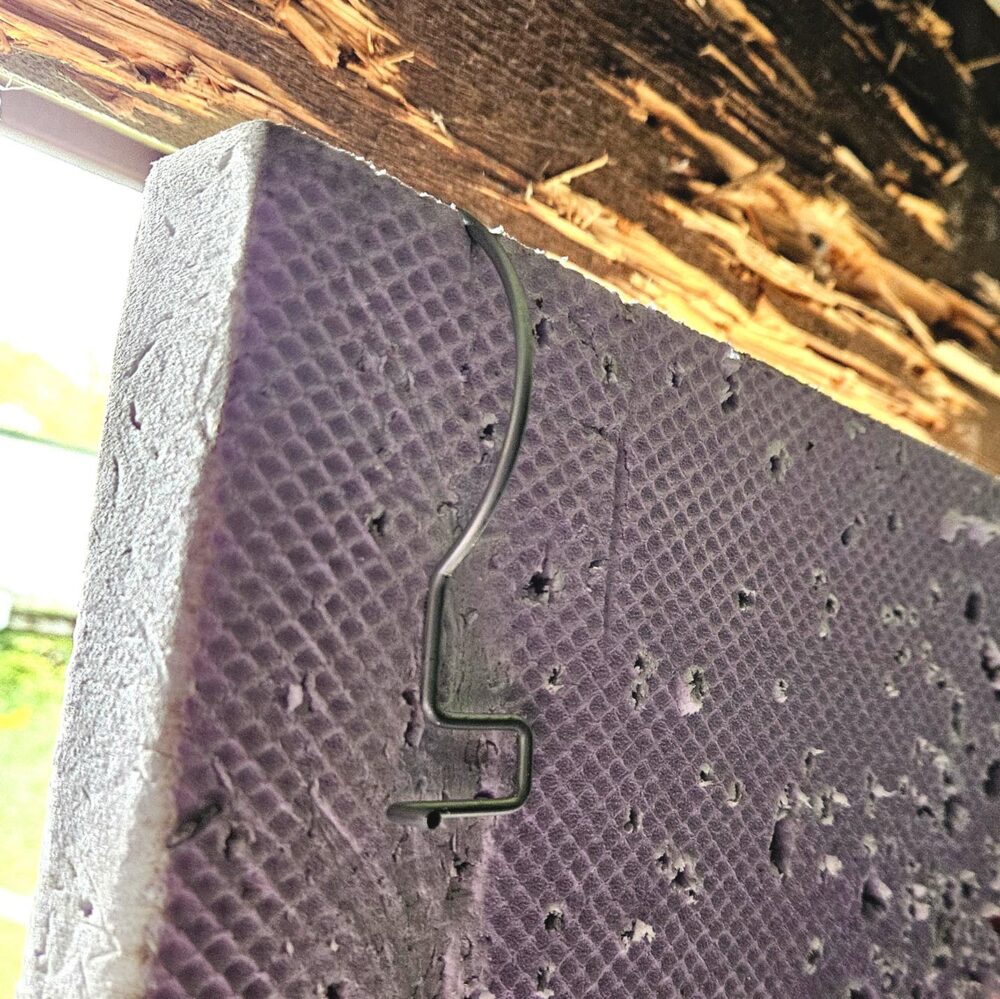 Rückseite der Hartschaumplatte mit der Halteklammer S-Fix-40