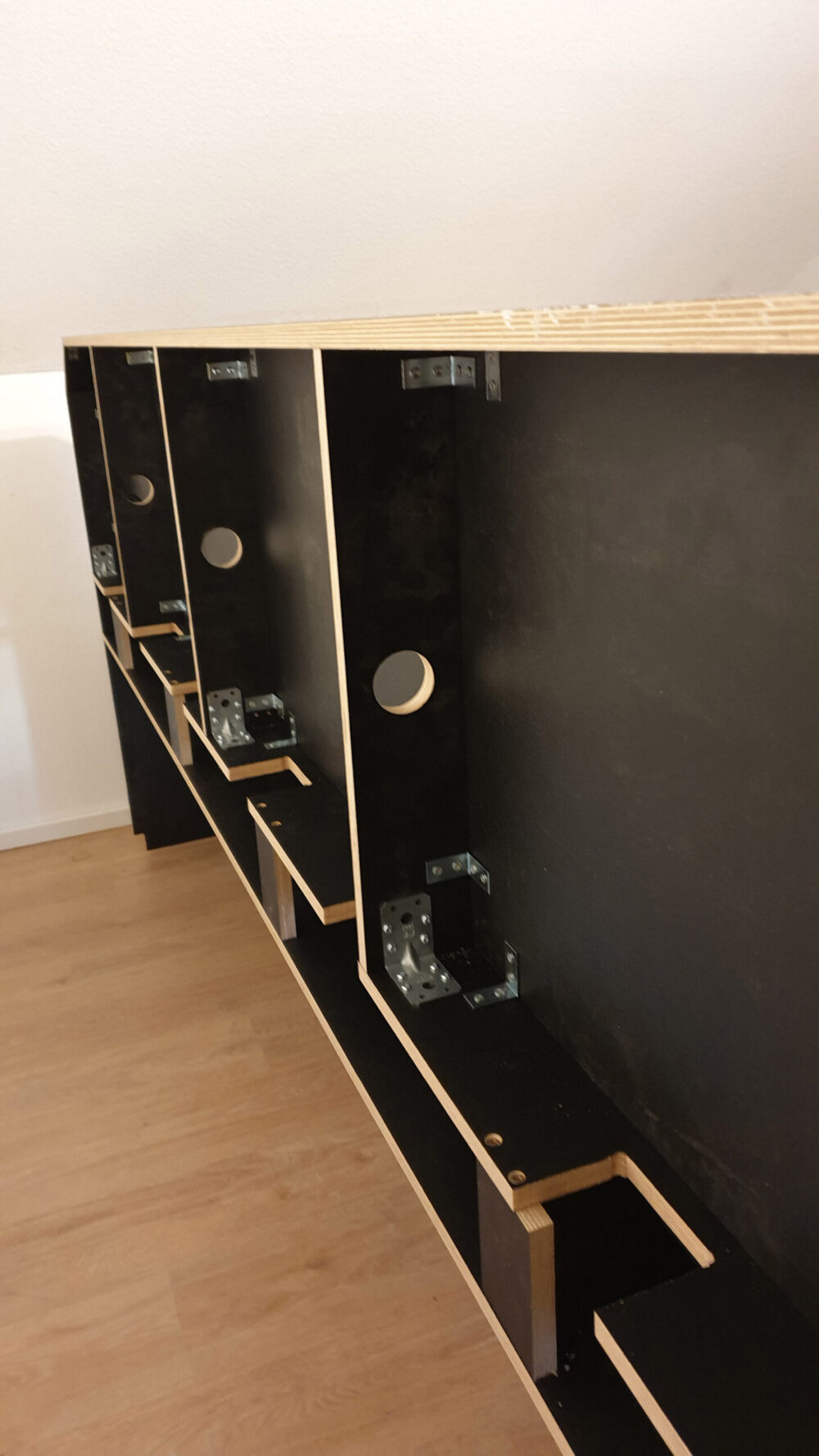 Rückwand des selbstgebauten Gaming-Schreibtisch für das Kabelmanagement