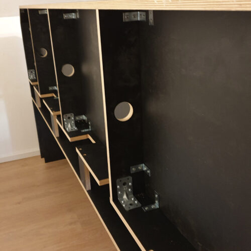 Rückwand des selbstgebauten Gaming-Schreibtisch für das Kabelmanagement