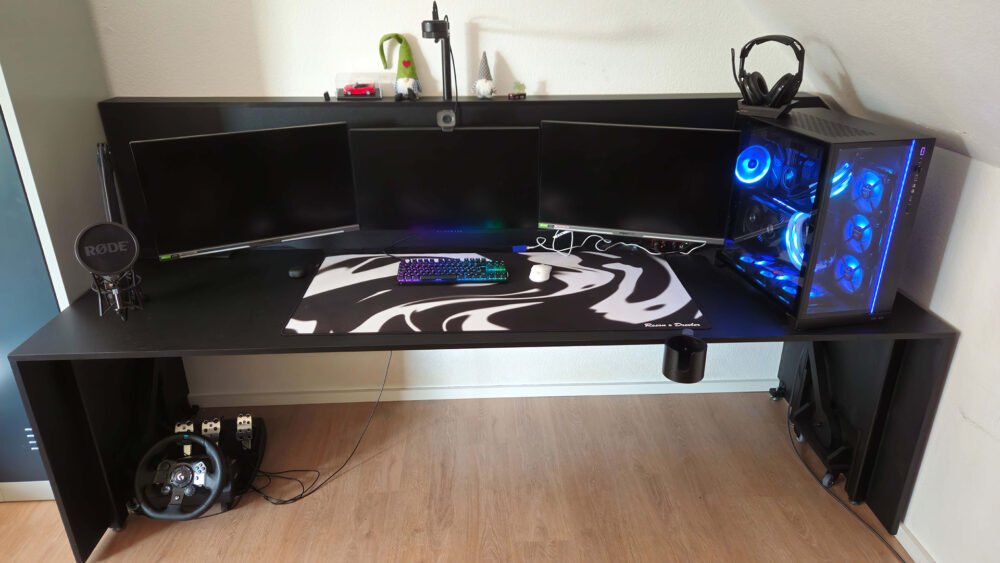 Frontansicht des selbstgebauten XXL-Gaming Schreibtisch