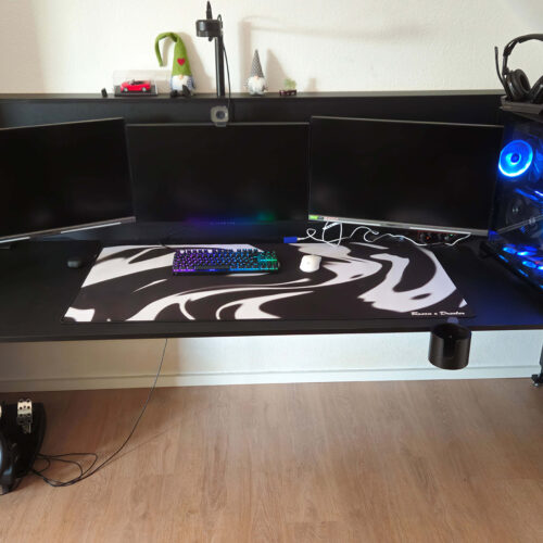 Frontansicht des selbstgebauten XXL-Gaming Schreibtisch