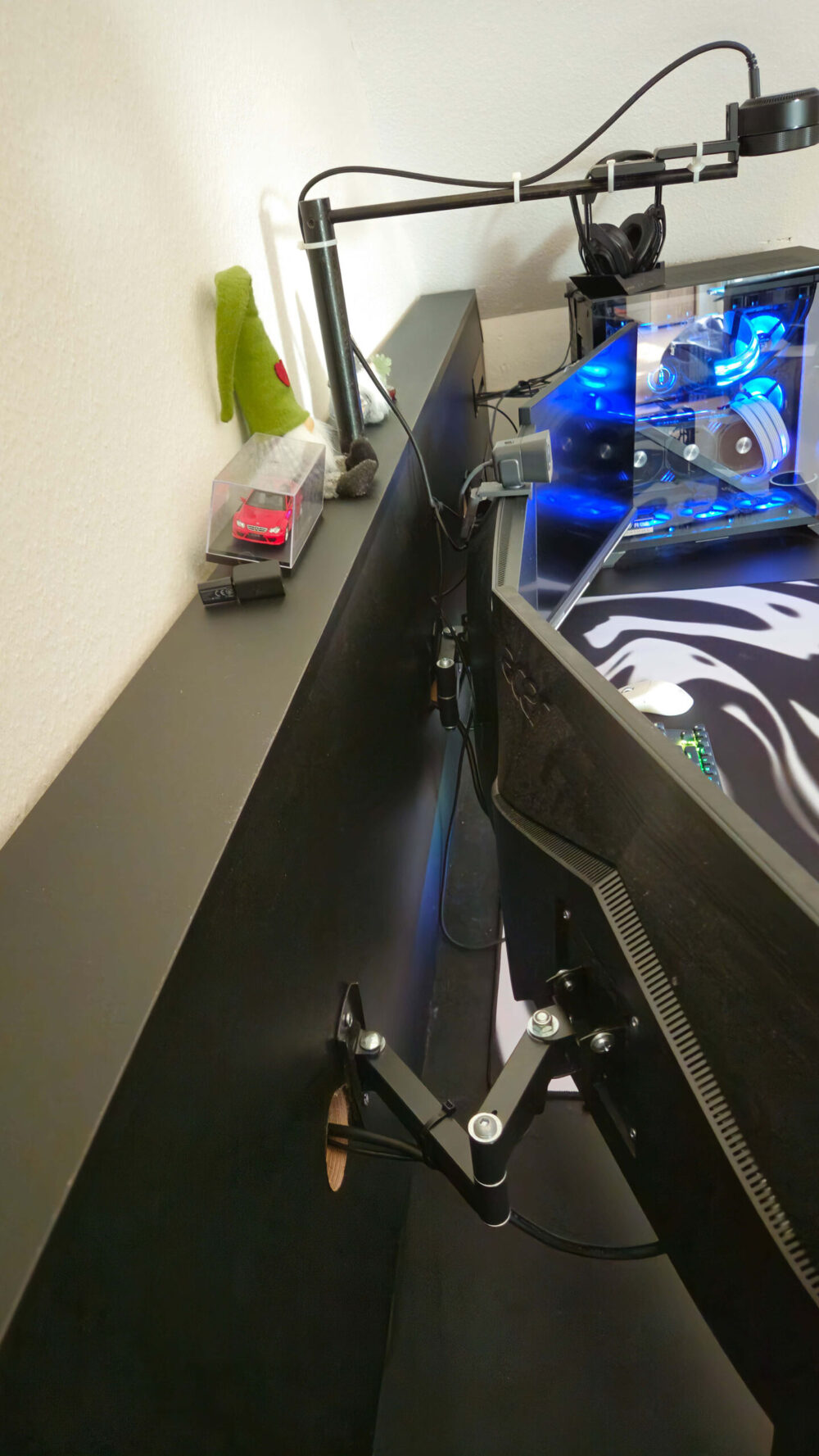Monitorbefestigung an Rückwand des Eigenbau-Gaming-Schreibtisch