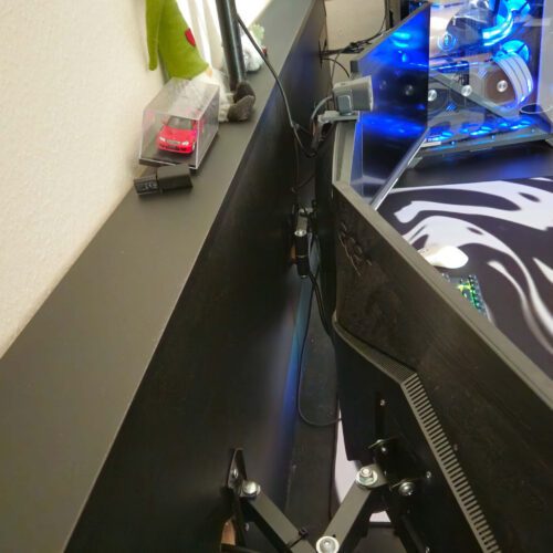 Monitorbefestigung an Rückwand des Eigenbau-Gaming-Schreibtisch