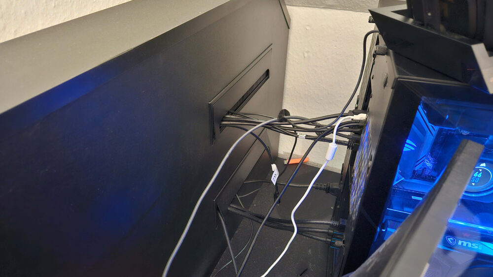 Kabeldurchgang für den PC in der Rückwand des selbstgebauten Gaming-Schreibtisch