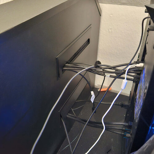Kabeldurchgang für den PC in der Rückwand des selbstgebauten Gaming-Schreibtisch