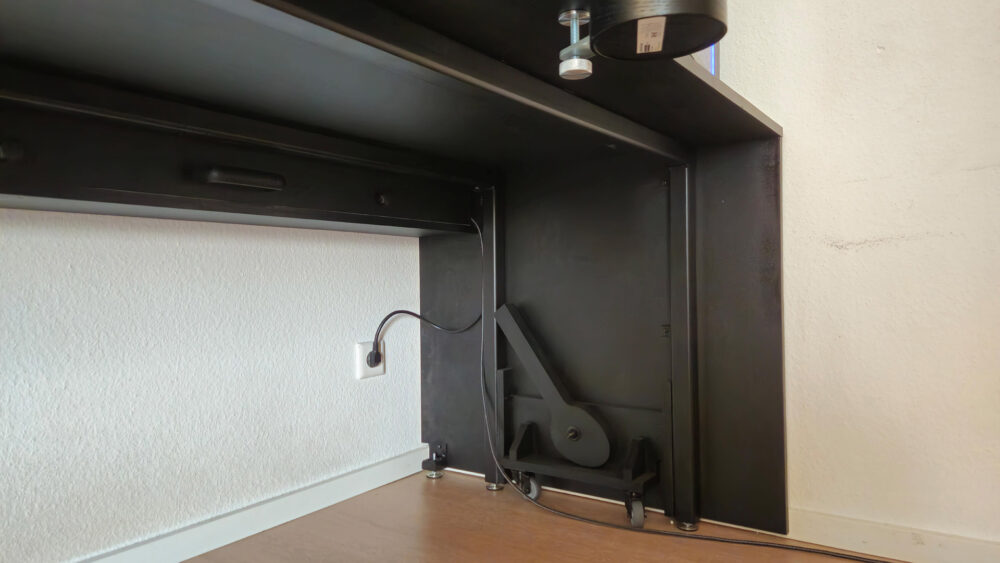 Mechanismus zum Anheben des selbstgebauten Gaming-Schreibtisch für das einfache Bewegen auf Rollen