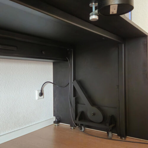 Mechanismus zum Anheben des selbstgebauten Gaming-Schreibtisch für das einfache Bewegen auf Rollen