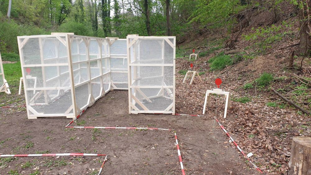 Startbereich des IPSC-Softairparcours mit Stellwänden und Fallscheiben