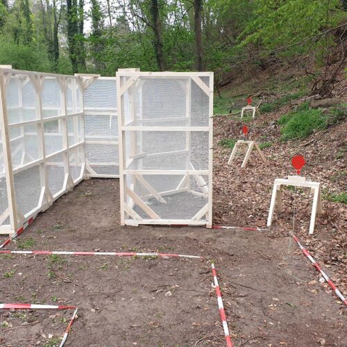 Startbereich des IPSC-Softairparcours mit Stellwänden und Fallscheiben