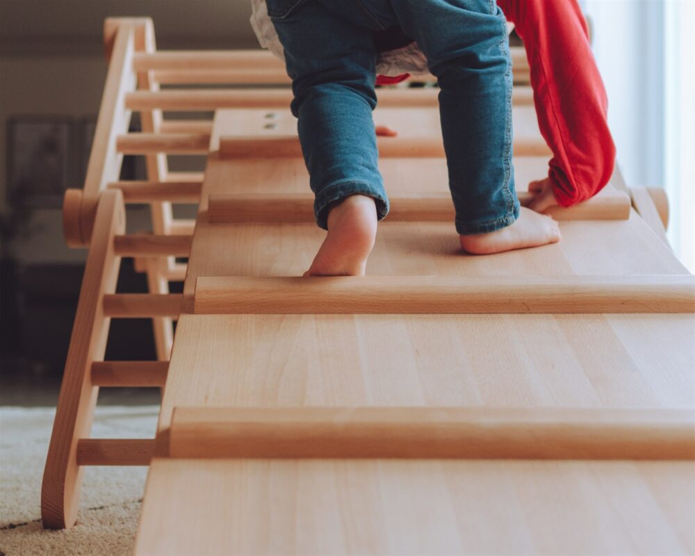 Rutschtreppe des selbstgebauten Kletterdreieck mit der Stufenseite