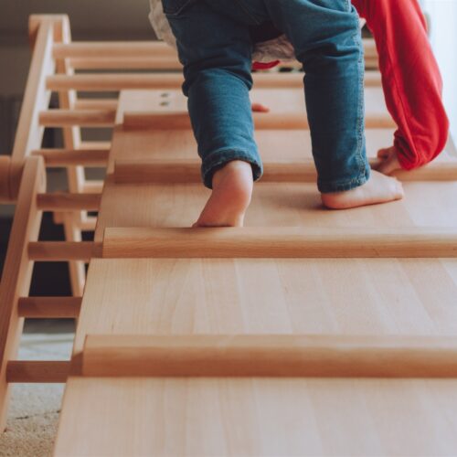 Rutschtreppe des selbstgebauten Kletterdreieck mit der Stufenseite