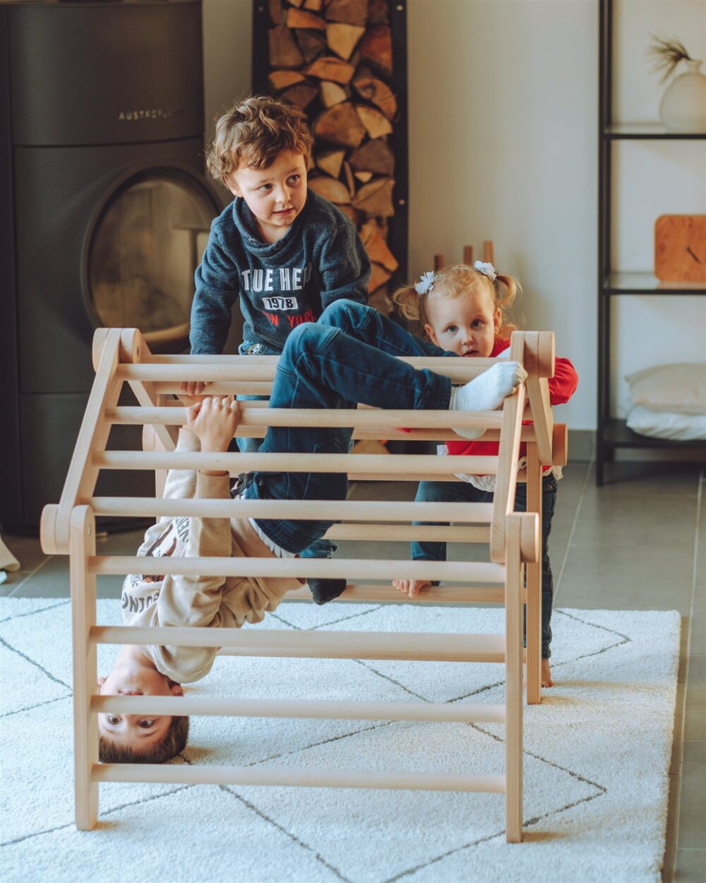 selbstgebautes Kletterdreieck aufgebaut als Haus mit spielenden Kindern