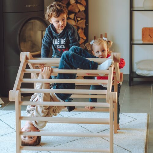 selbstgebautes Kletterdreieck aufgebaut als Haus mit spielenden Kindern