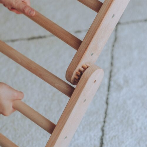 Detailaufnahme der Verbindung der Elemente beim selbstgebauten Kletterdreieck