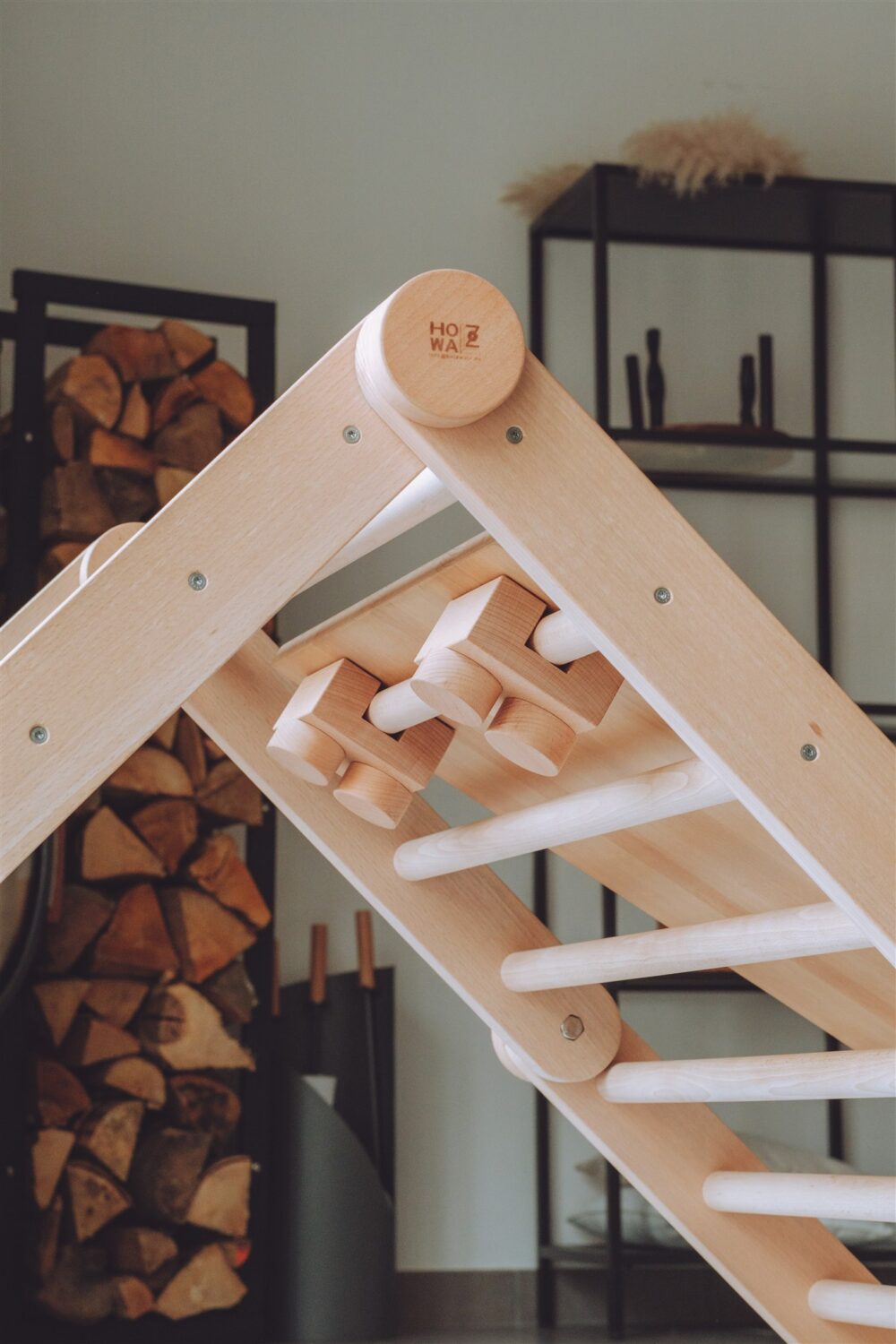 Detailaufnahme der Befestigung der Rutschtreppe am DIY-Kletterdreieck