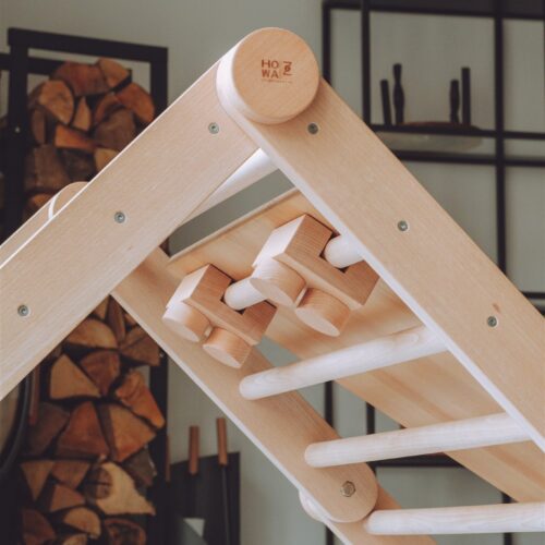 Detailaufnahme der Befestigung der Rutschtreppe am DIY-Kletterdreieck