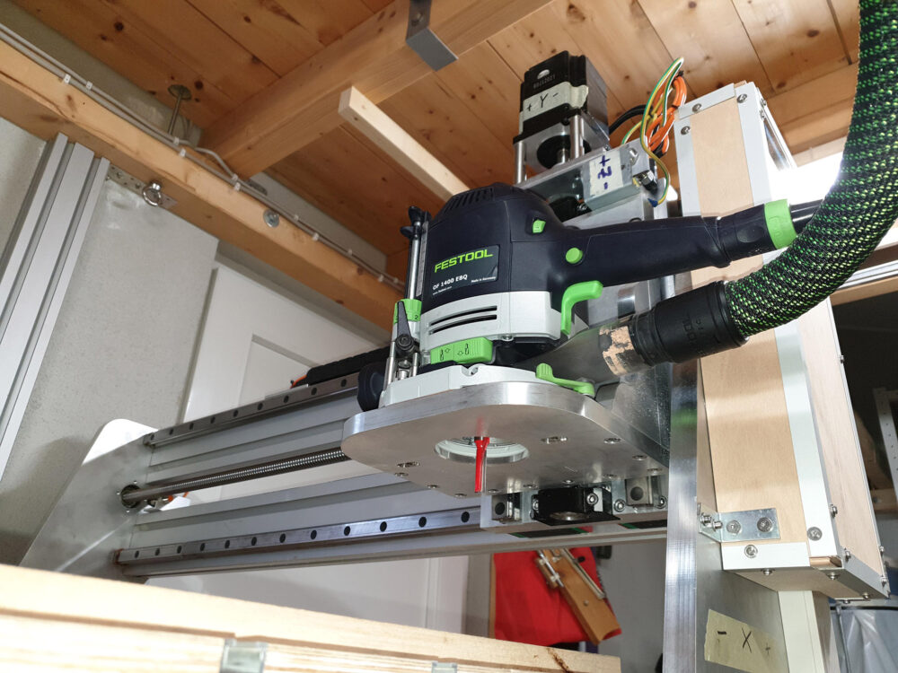 Eingebaute Oberfräse in der selbstgebauten CNC-Portalfräse