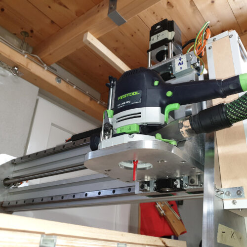 Eingebaute Oberfräse in der selbstgebauten CNC-Portalfräse