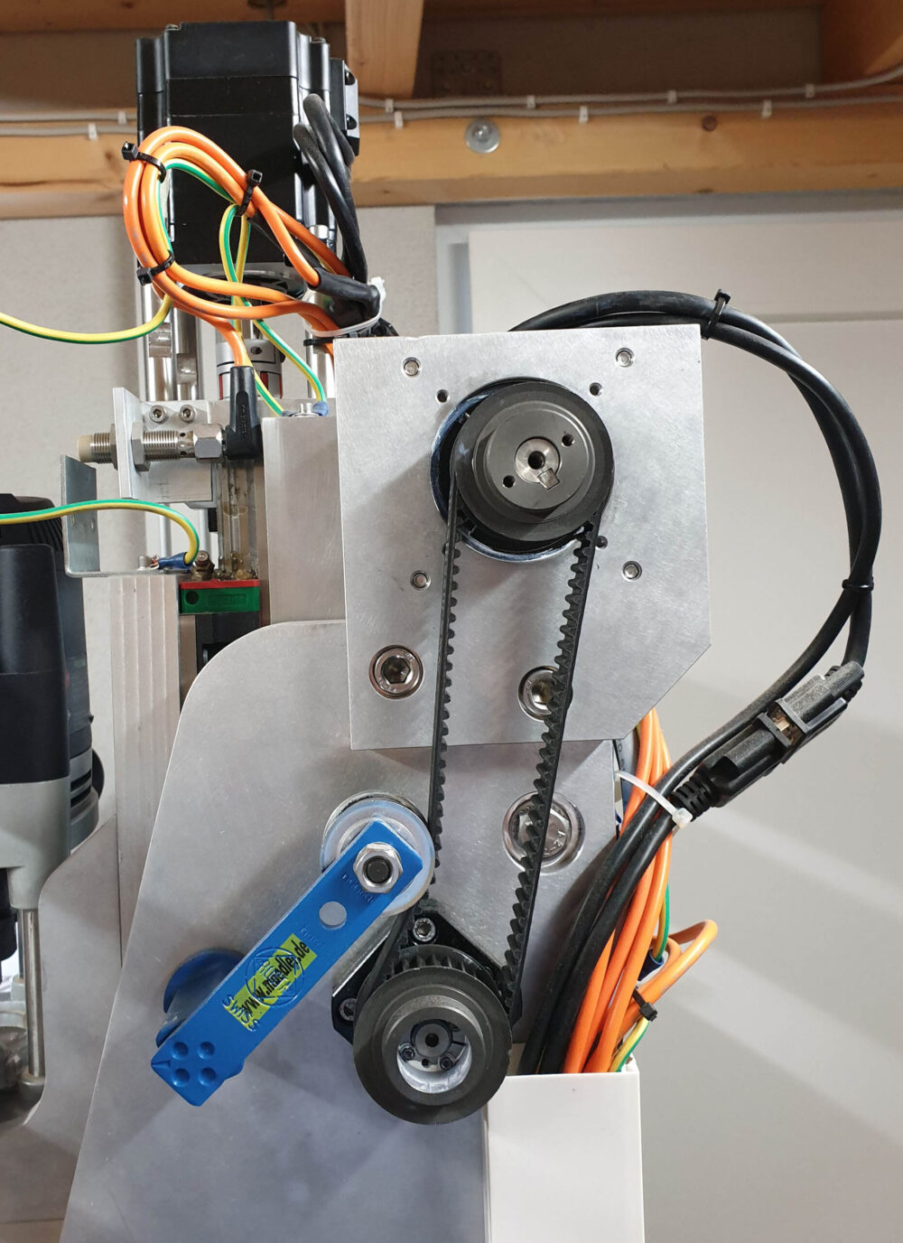Riemenantrieb und Spannrolle auf der Y-Achse der selbstgebauten CNC-Portalfräse