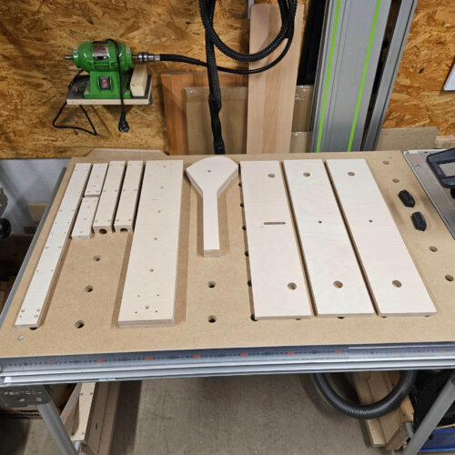 Gefräste Einzelteile für die selbstgebaute Rollvorrichtung mit Unterbau des Festool MFT 3