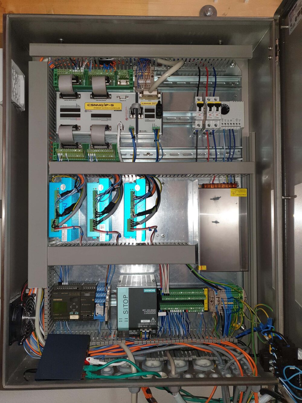 Innenansicht des Schaltschrank der selbstgebauten CNC-Portalfräse