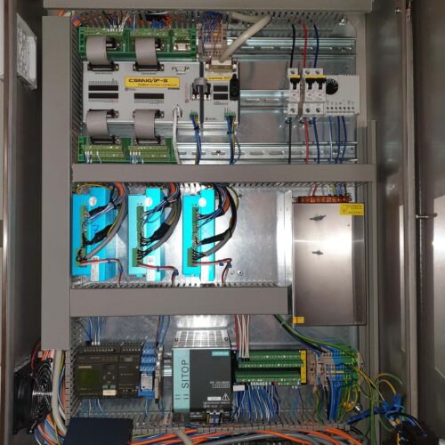 Innenansicht des Schaltschrank der selbstgebauten CNC-Portalfräse