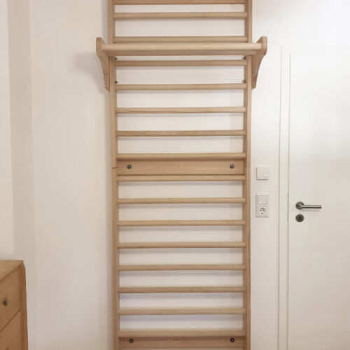 DIY Sprossenwand aus massivem Buchenholz mit verstellbarem Ausleger