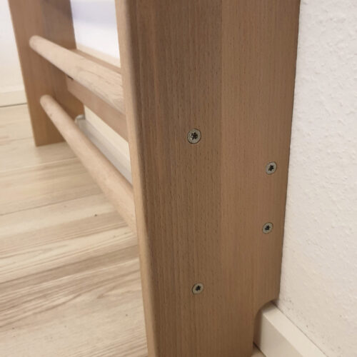 Detailaufnahme der selbstgebauten Sprossenwand mit versenkten Schrauben und Aussparung für die Sockelleiste