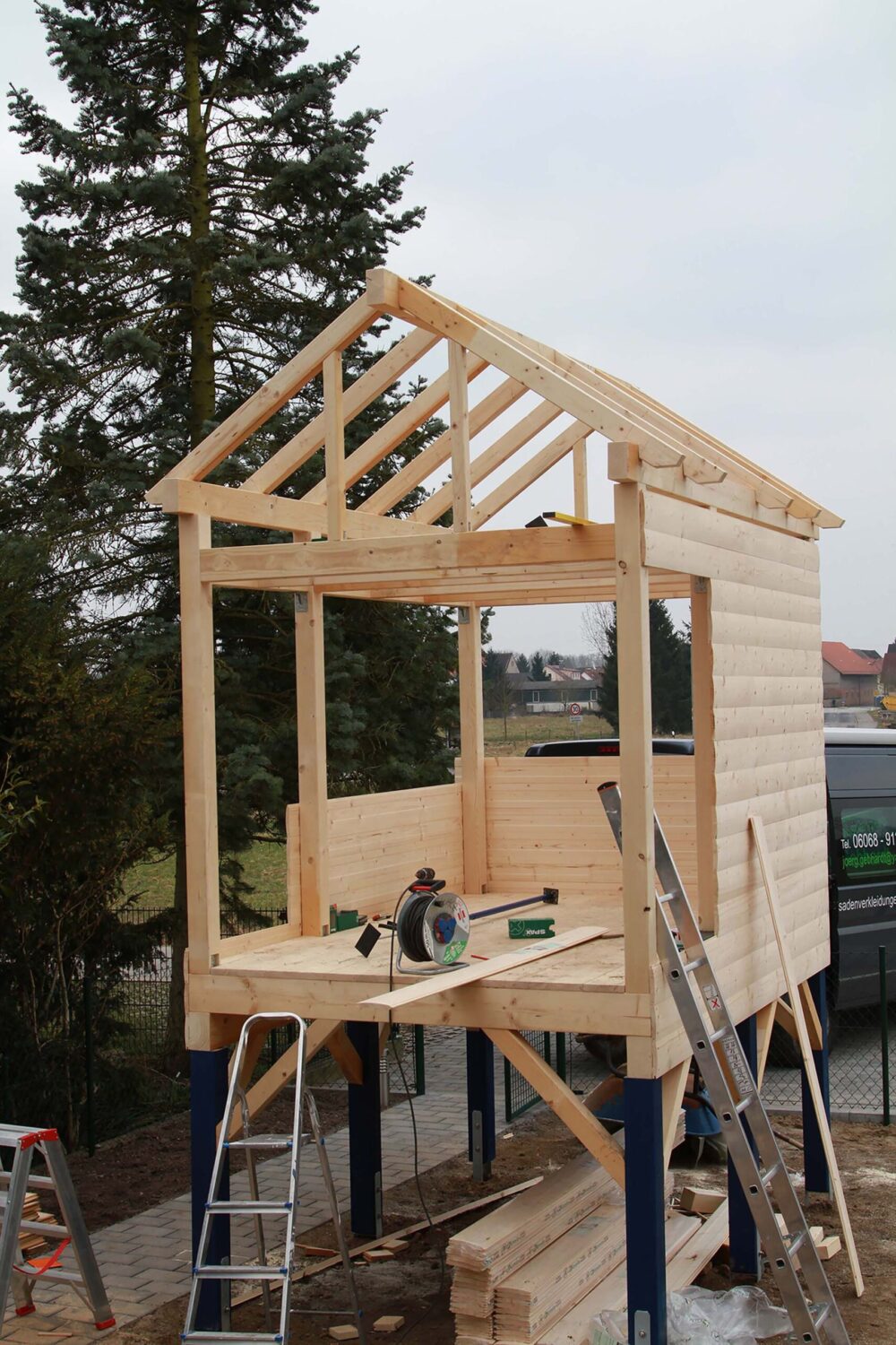 Beginn der Verkleidung der Wände am Eigenbau-Stelzenhaus