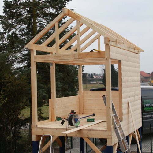 Beginn der Verkleidung der Wände am Eigenbau-Stelzenhaus