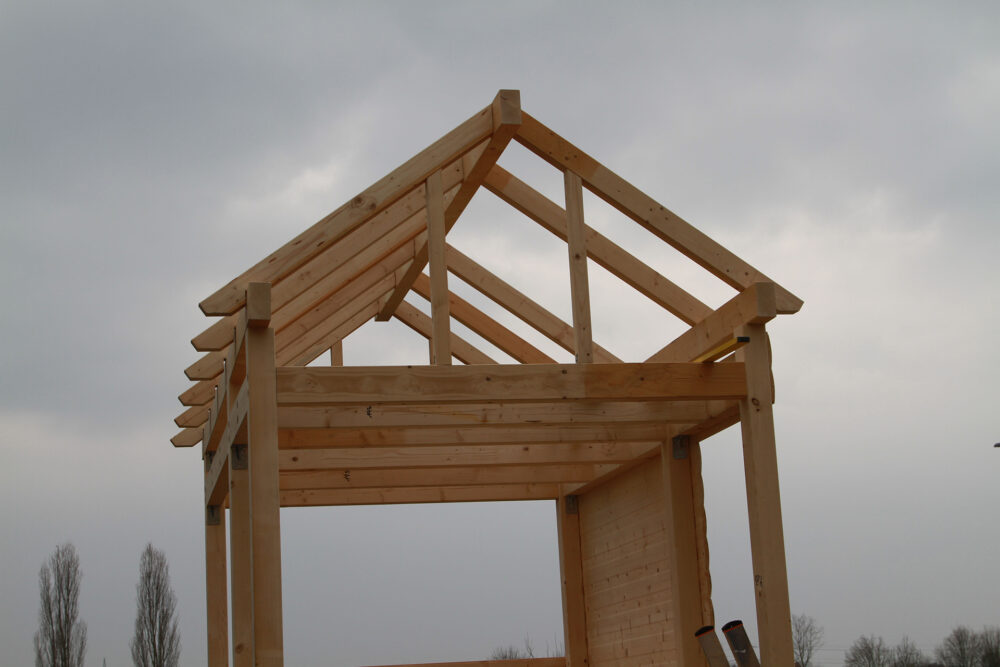 Nahaufnahme der Dachkonstruktion am selbstgebauten Stelzenhaus