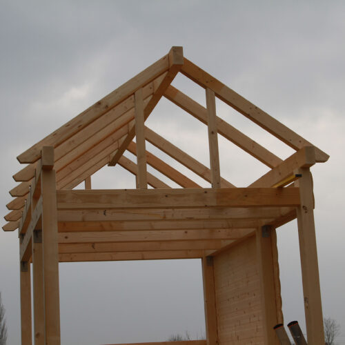 Nahaufnahme der Dachkonstruktion am selbstgebauten Stelzenhaus
