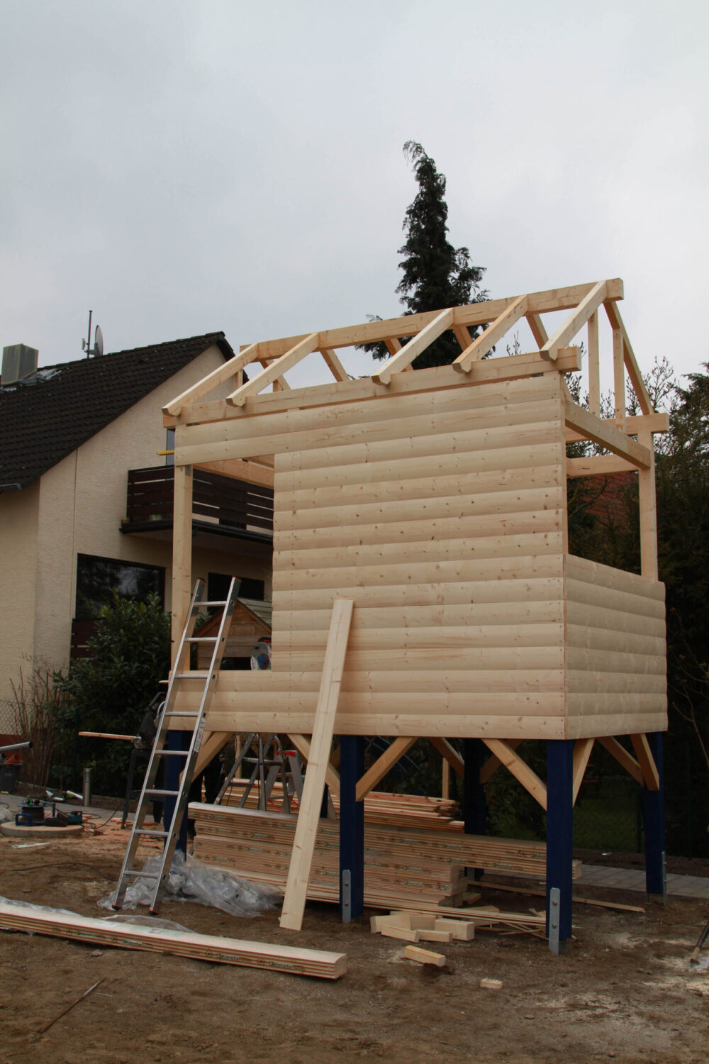 Seitenaufnahme des selbstgebauten Stelzenhaus während des Bau