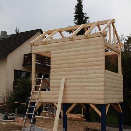 Seitenaufnahme des selbstgebauten Stelzenhaus während des Bau