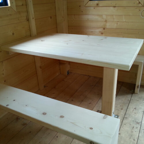 selbstgebaute Sitzecke im Stelzenhaus