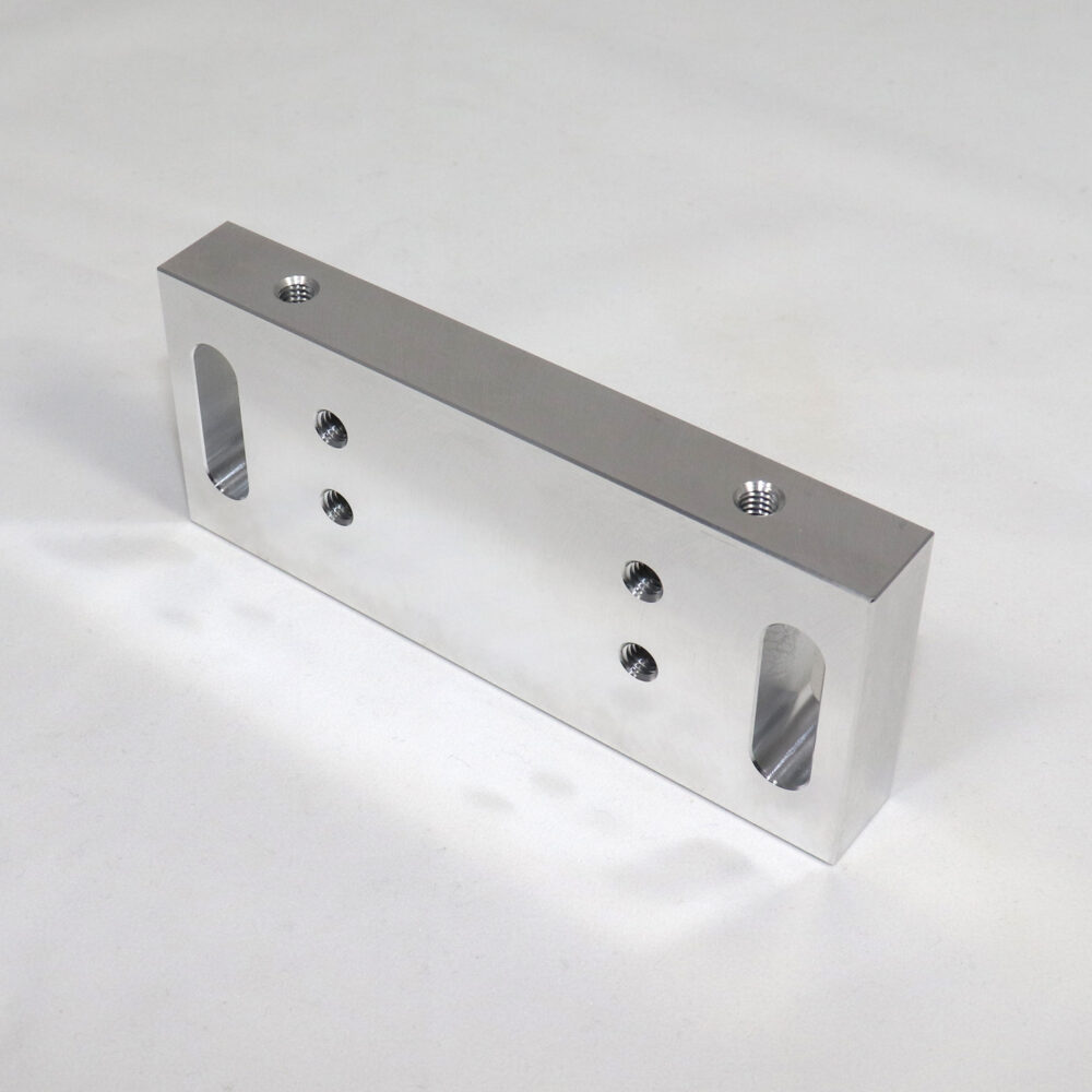 mit dem Plattenpilot von HolzWalz konfigurierte, gefräste Platte aus Aluminium mit Langlöchern und seitlichen Gwindebohrungen