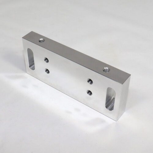 mit dem Plattenpilot von HolzWalz konfigurierte, gefräste Platte aus Aluminium mit Langlöchern und seitlichen Gwindebohrungen