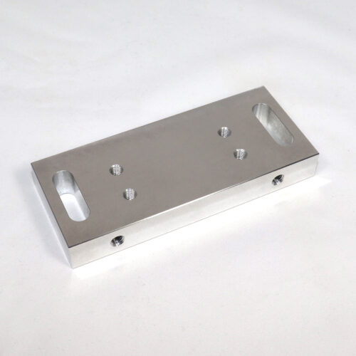 feinstgefräste Platte aus Aluminium mit Gewindebohrungen und Langlöchern von HolzWalz