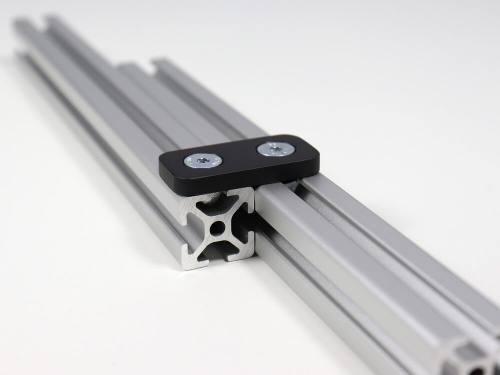 Ein montierter Verbinder aus schwarz eloxierten Aluminium mit versenkten Schrauben