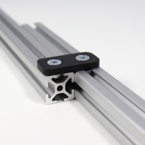 Ein montierter Verbinder aus schwarz eloxierten Aluminium mit versenkten Schrauben