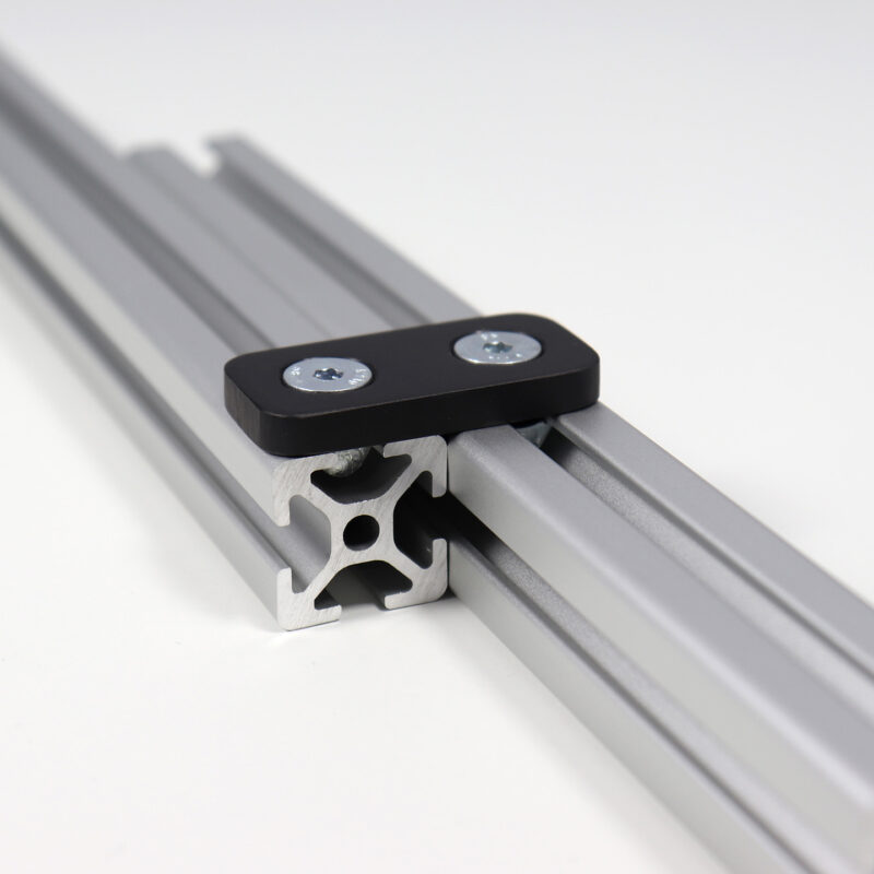 Ein montierter Verbinder aus schwarz eloxierten Aluminium mit versenkten Schrauben