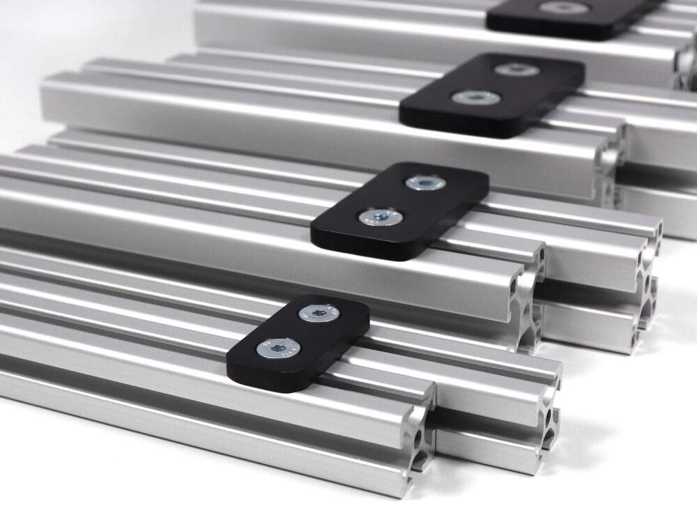 Übersicht mit allen verfügbaren Verbindergrössen montiert mit seitlich verbundenen Aluminiumprofilen