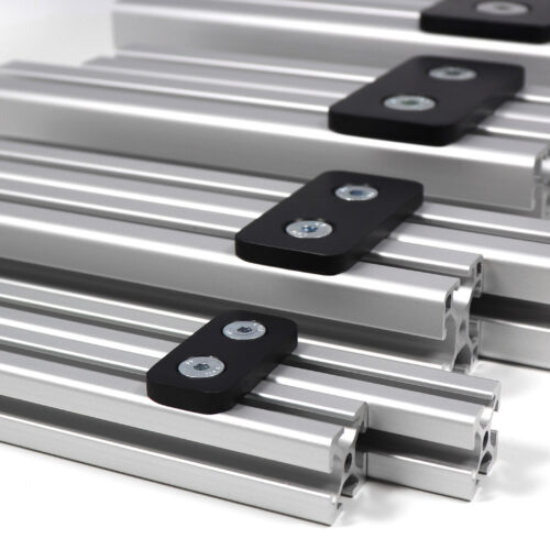 Übersicht mit allen verfügbaren Verbindergrössen montiert mit seitlich verbundenen Aluminiumprofilen